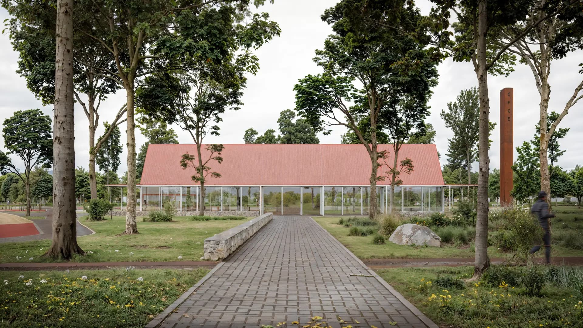 Fachada del edificio institucional